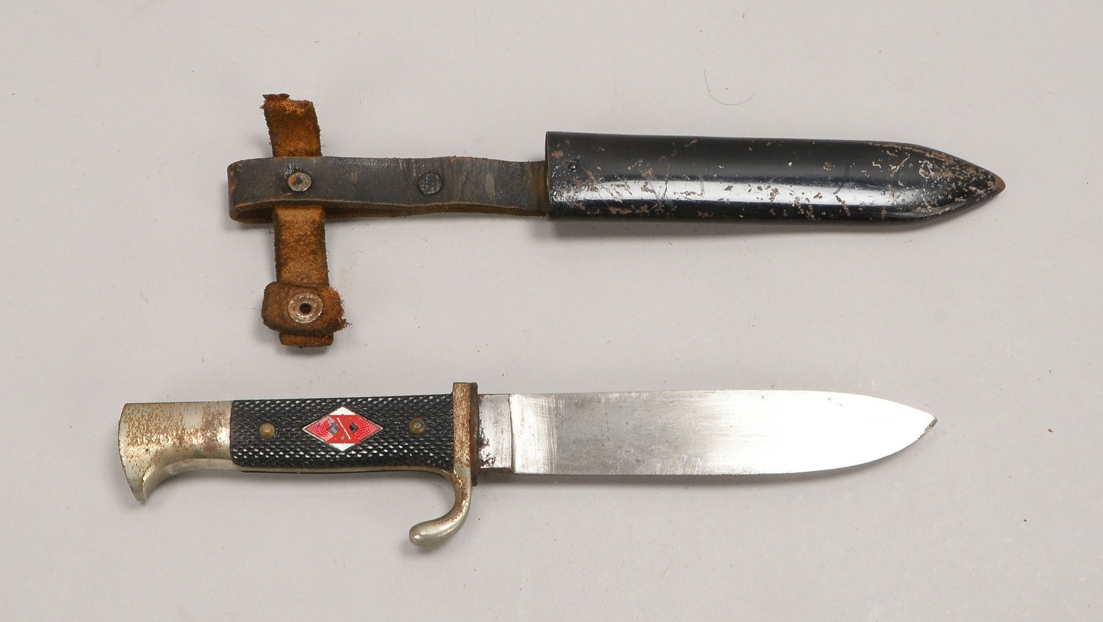 Militaria-Sammlerstück: Fahrtenmesser ('HJ'), Klinge bez. 'RZM M7/60', in Stahlscheide