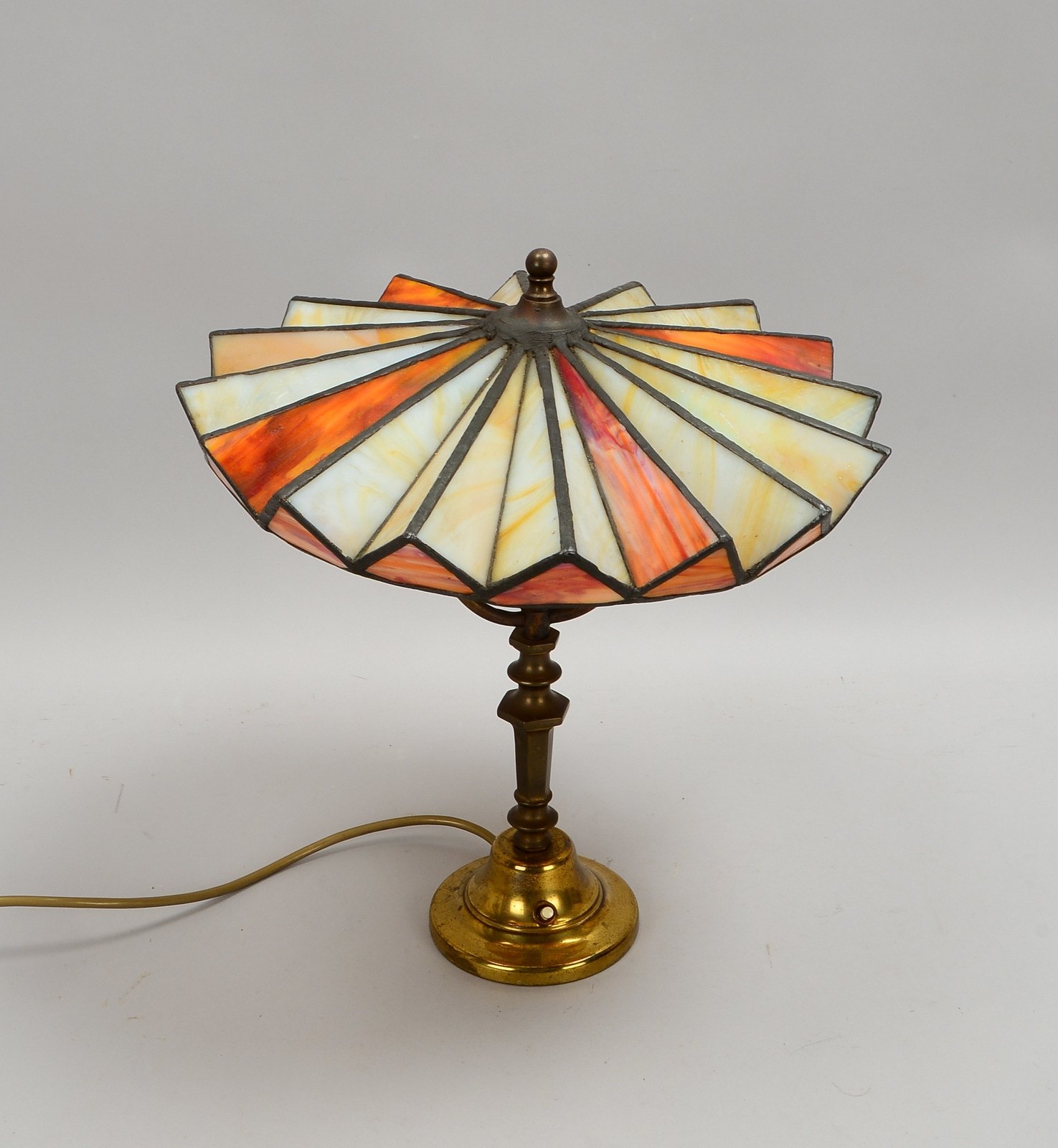 Tischlampe, 1-fl., gefächerter Schirm/bleiverglast, auf Bronzefuß; Höhe 38 cm