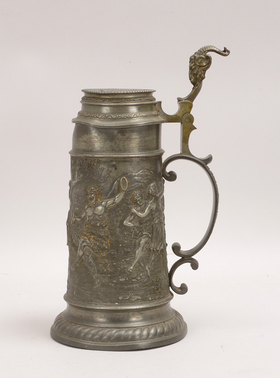 Deckelhumpen, Zinn, mit Bacchanten-Szene, scharn. Deckel mit figürl. Drücker; Höhe 29 cm