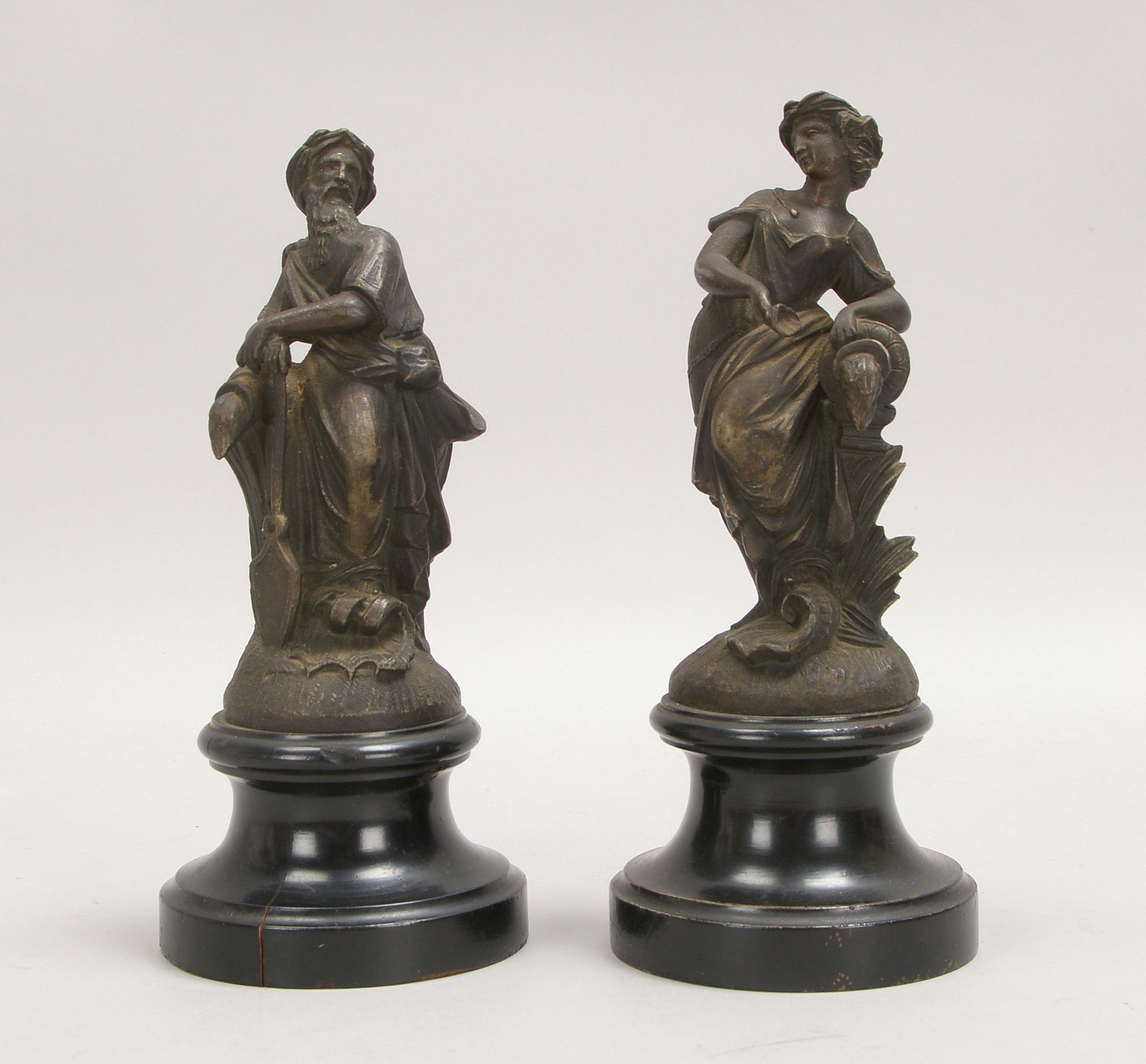 2 Weißmetall-Skulpturen, 'Allegor. Darstellungen', mit dkl. Patina, auf Holzsockel