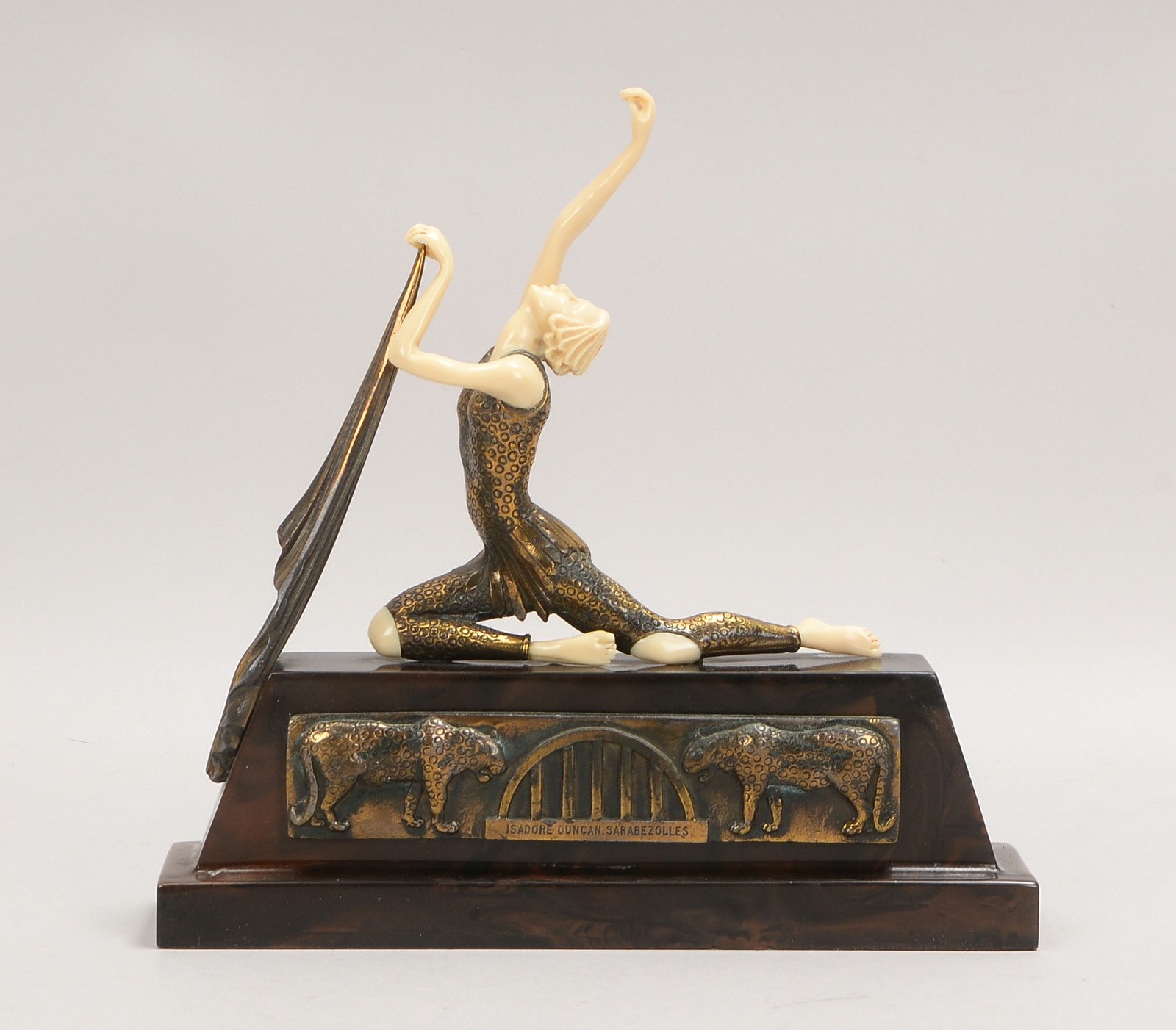Tischdekoration (Art déco), 'Tänzerin Isadore Duncan', auf Sockel/mit Appl.; Höhe 26 cm