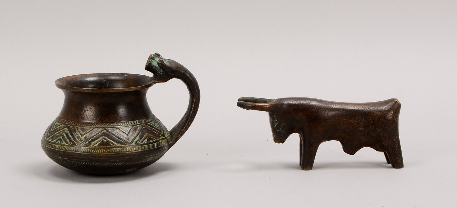 Bronzefigur, 'Etruskischer Stier', Länge 13 cm; und Bronze-Krug (Stiermotiv), Ø 11 cm