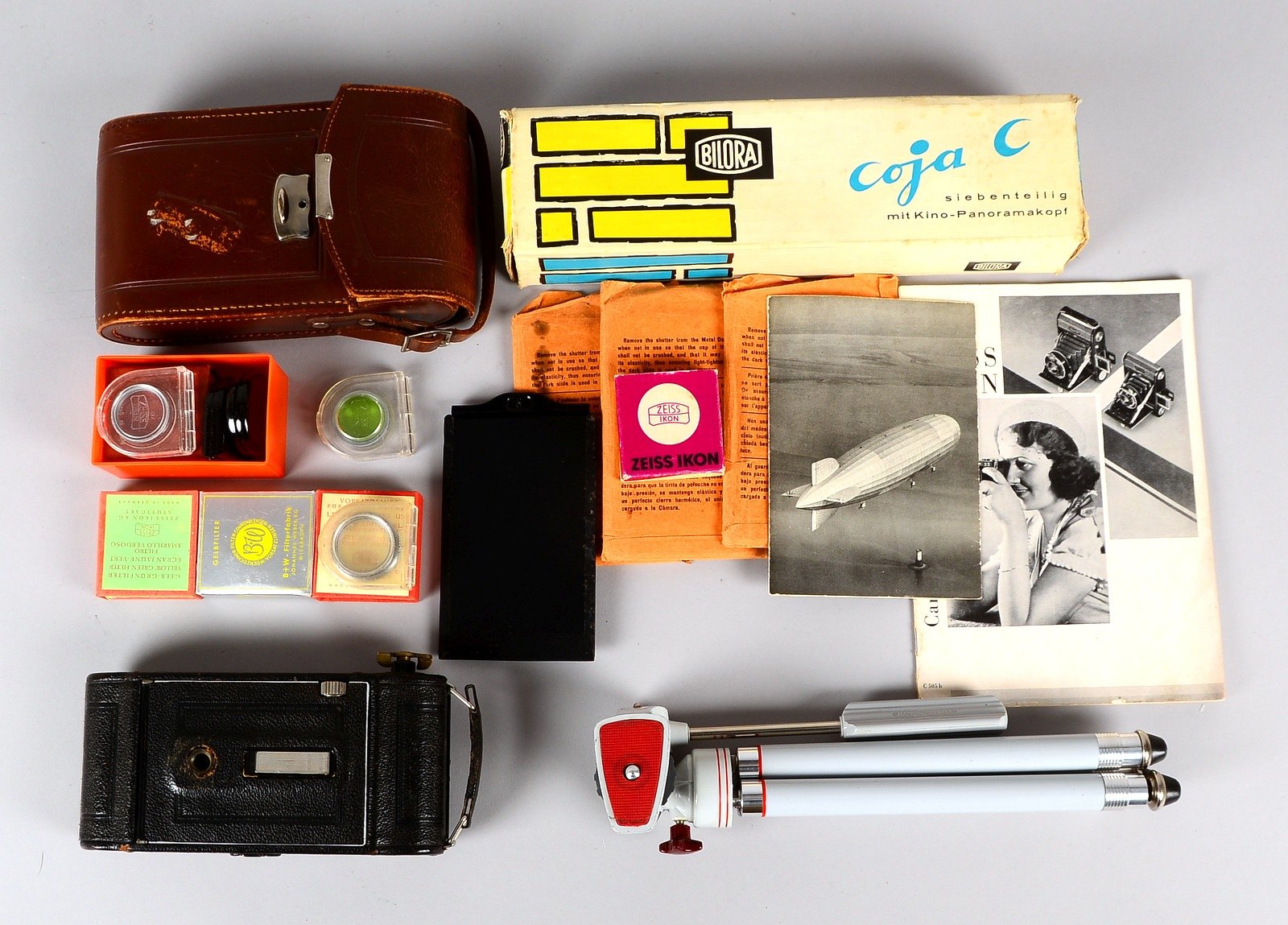 Kamera, Zeiss-Ikon 'Icarette 551/2', in orig. Ledertasche - mit viel Zub. (Stativ, u.a.)