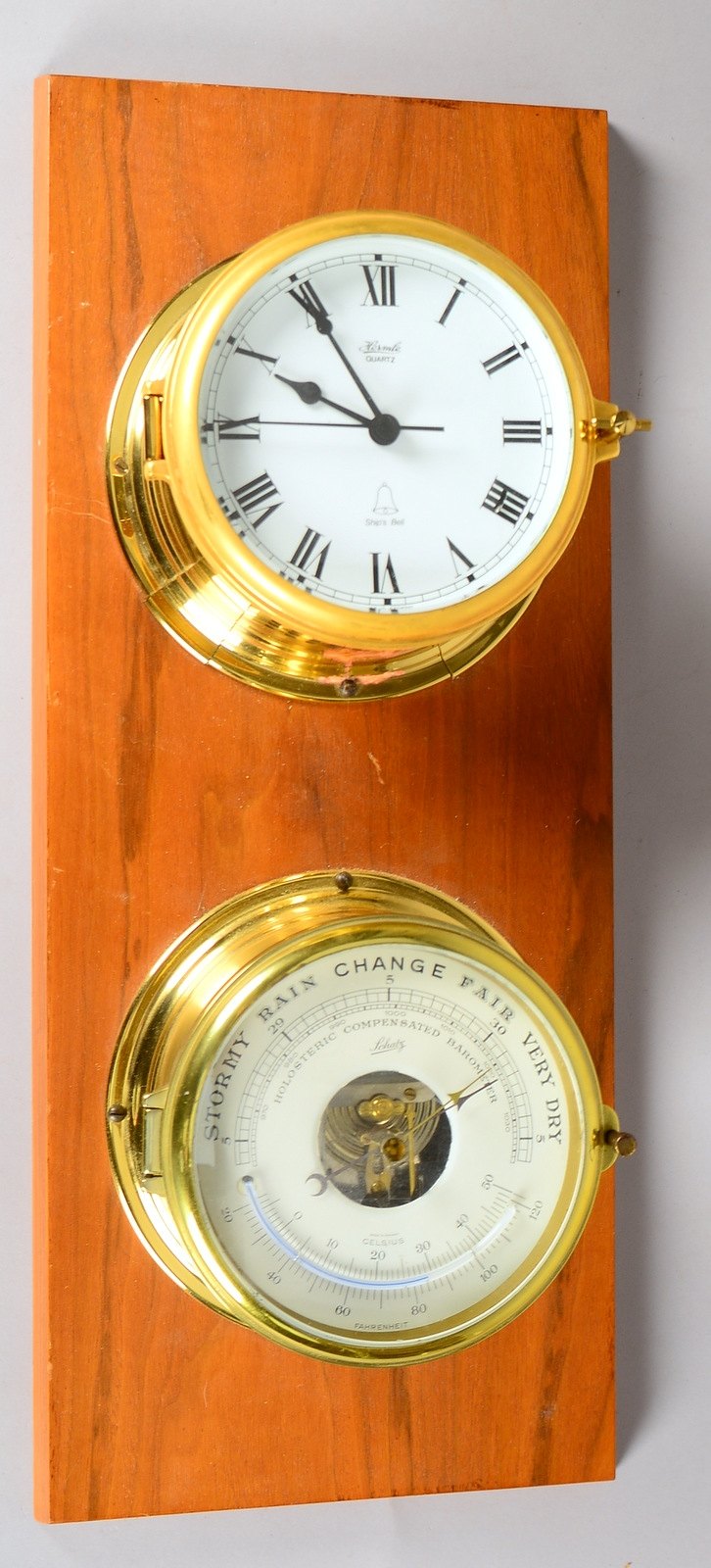 Hermle-Uhr, mit 'Ship's Bell'/Alarmfkt., und kl. Wetterstation, auf Holzplatte - mit Aufh.