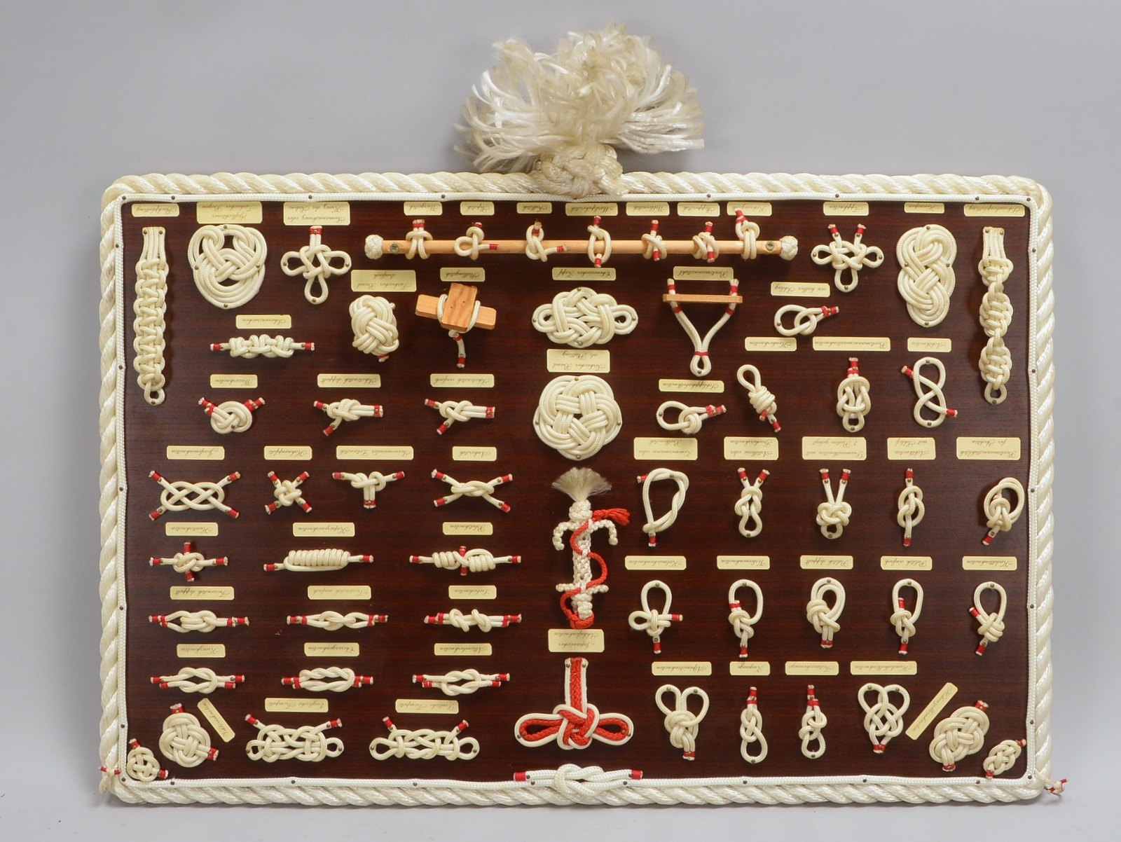 Gr. Knotentafel, vielfältig bestückt/ca. 61 Kn. - beschriftet, auf Holzplatte; Maße 48 x 73 cm