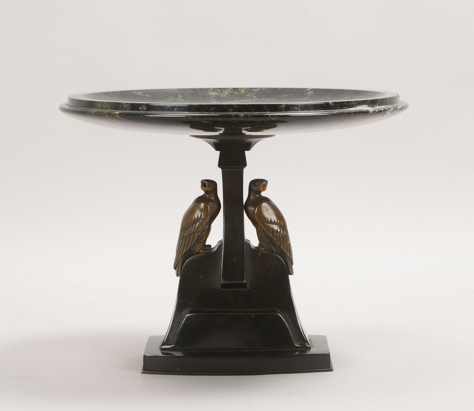 Tafelaufsatz, Bronze, mit runder Marmorplatte, mit 2x figürl. Appl. ('Vögel')