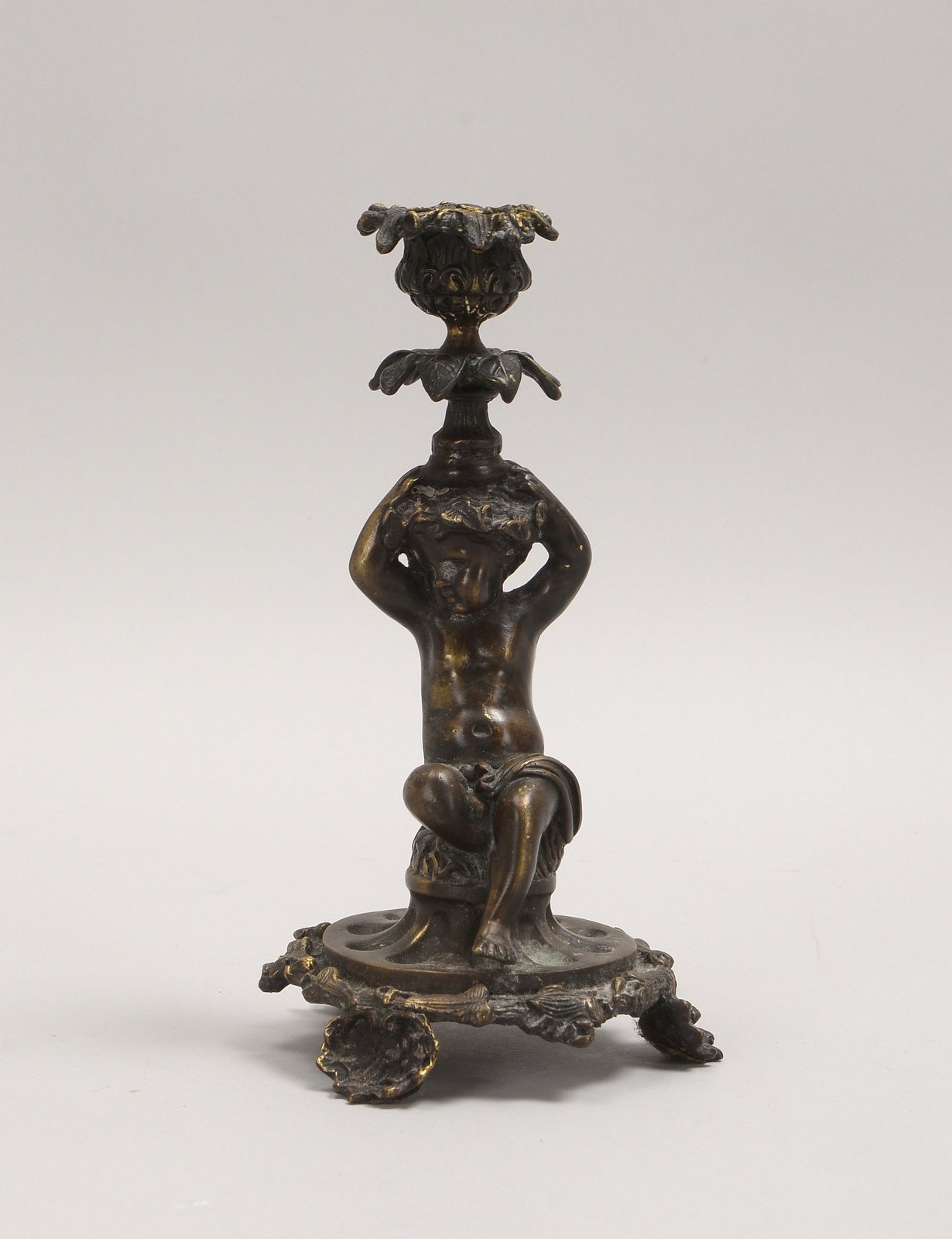 Figürl. Leuchter, Bronze, 'Sitzender Putto' (mit Kerzenhalter dargest.); Höhe 20,5 cm