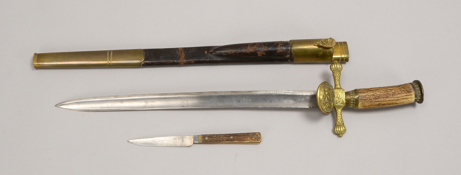 Hirschfänger, mit Horngriff, Lederscheide mit Messing-Applik., mit kl. Beimesser