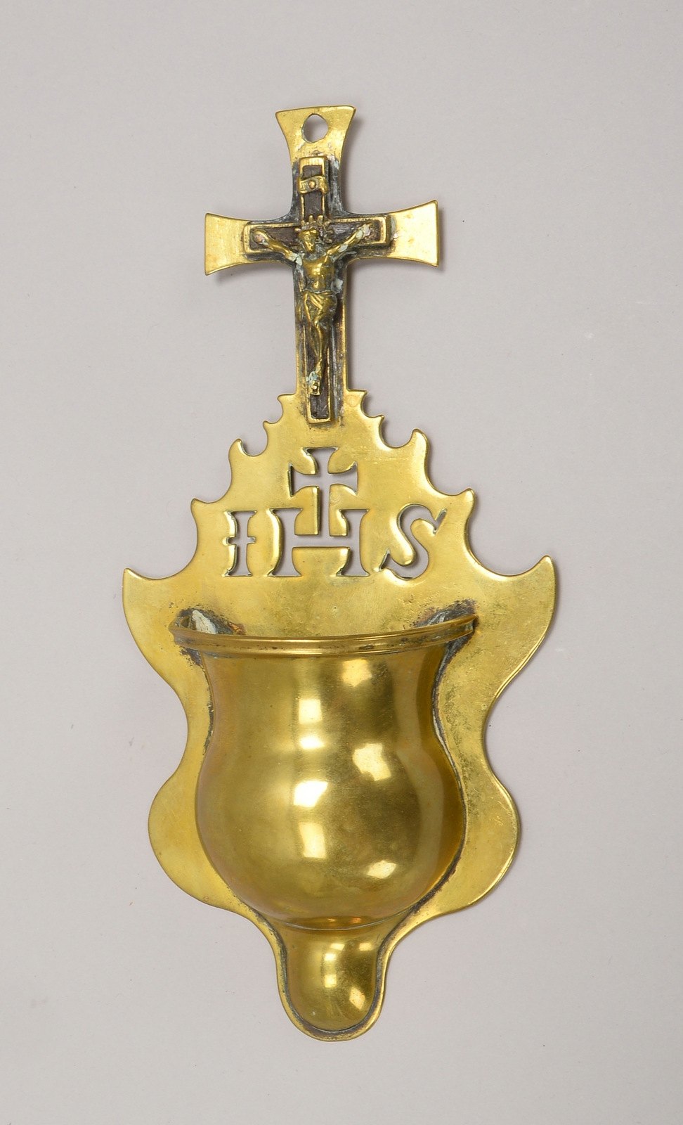 Weihwasserbecken, Messing, mit 'Kreuz'-Applikation; Höhe 21 cm
