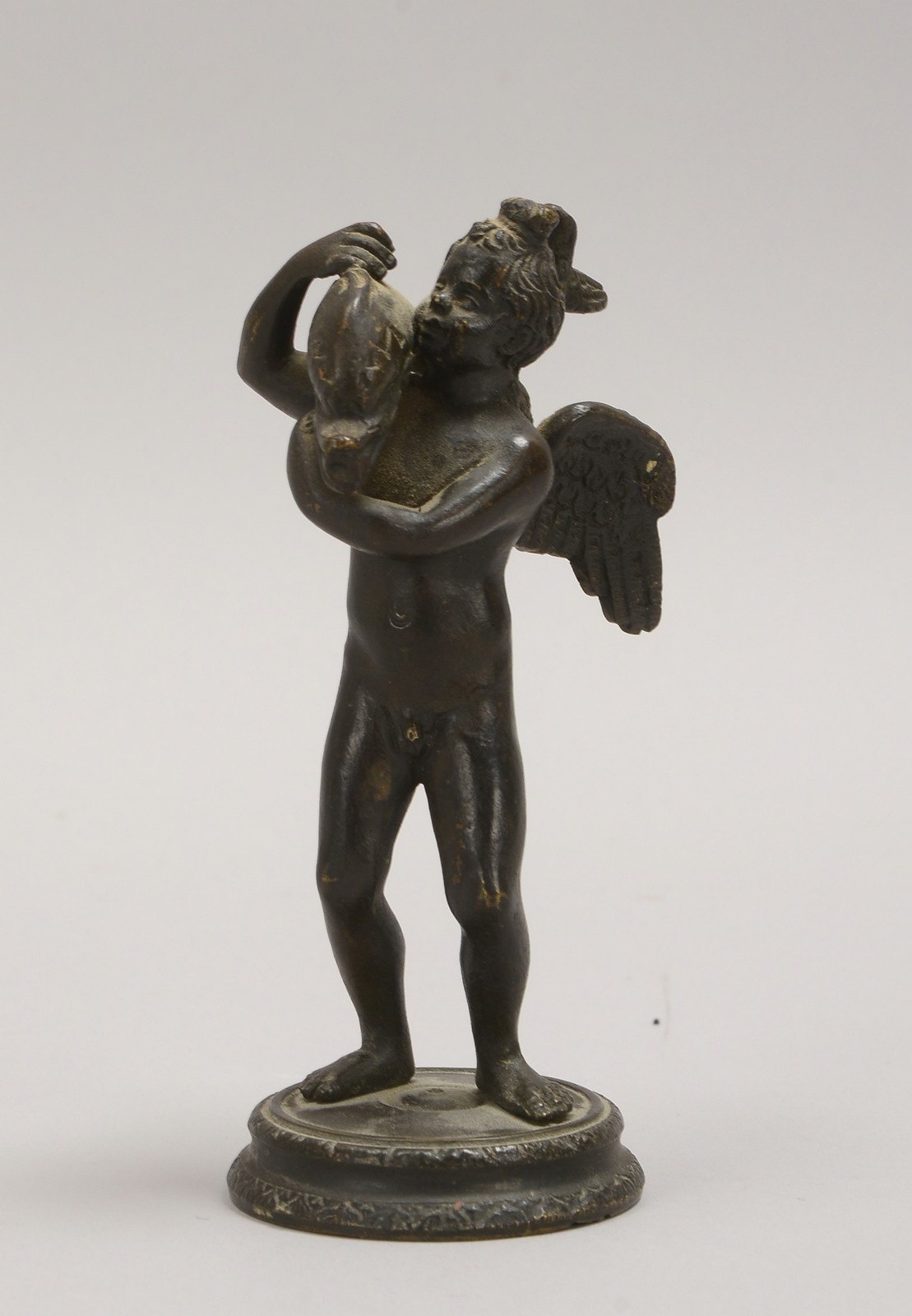 Kleine Bronzefigur, 'Geflügelter Jüngling mit Delfin', unsigniert/ungemarkt; Höhe 12 cm