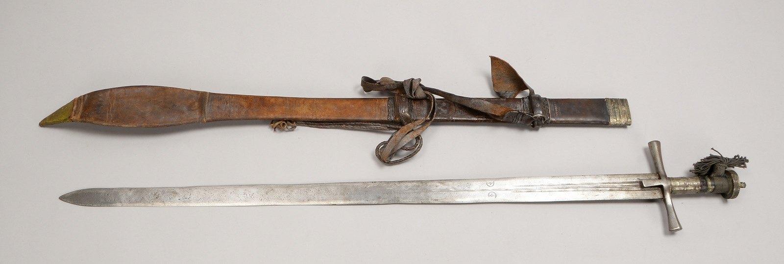 Tuareg-Schwert, lange Klinge/beidseitig 2-fach gekehlt, in Lederscheide; Länge 100 cm