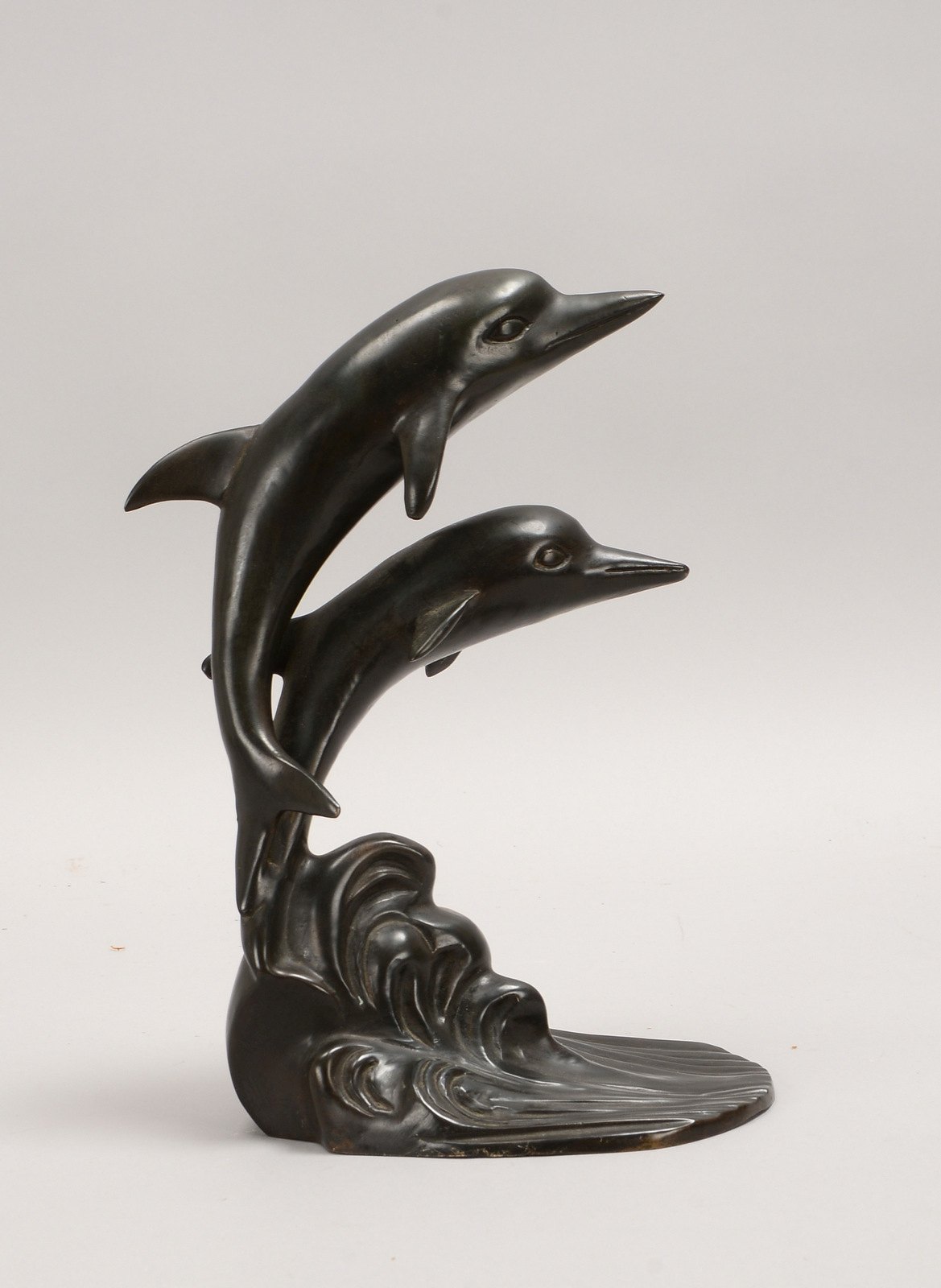 Tischskulptur, 'Springende Delfine', Bronze-Hohlguss, unsigniert; Höhe 25 cm