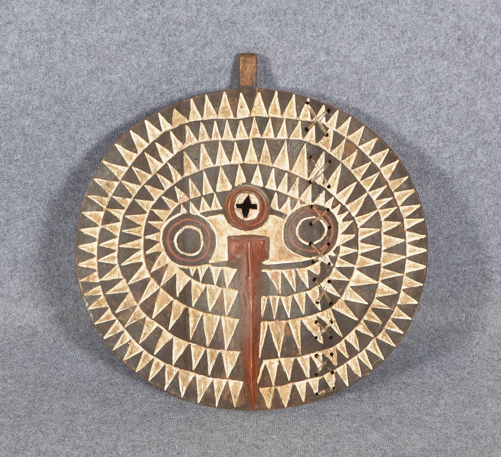 Reliefschnitzerei (Afrika), Maske/Schild(?), runde Form, farbig gefasst; Ø 65 cm