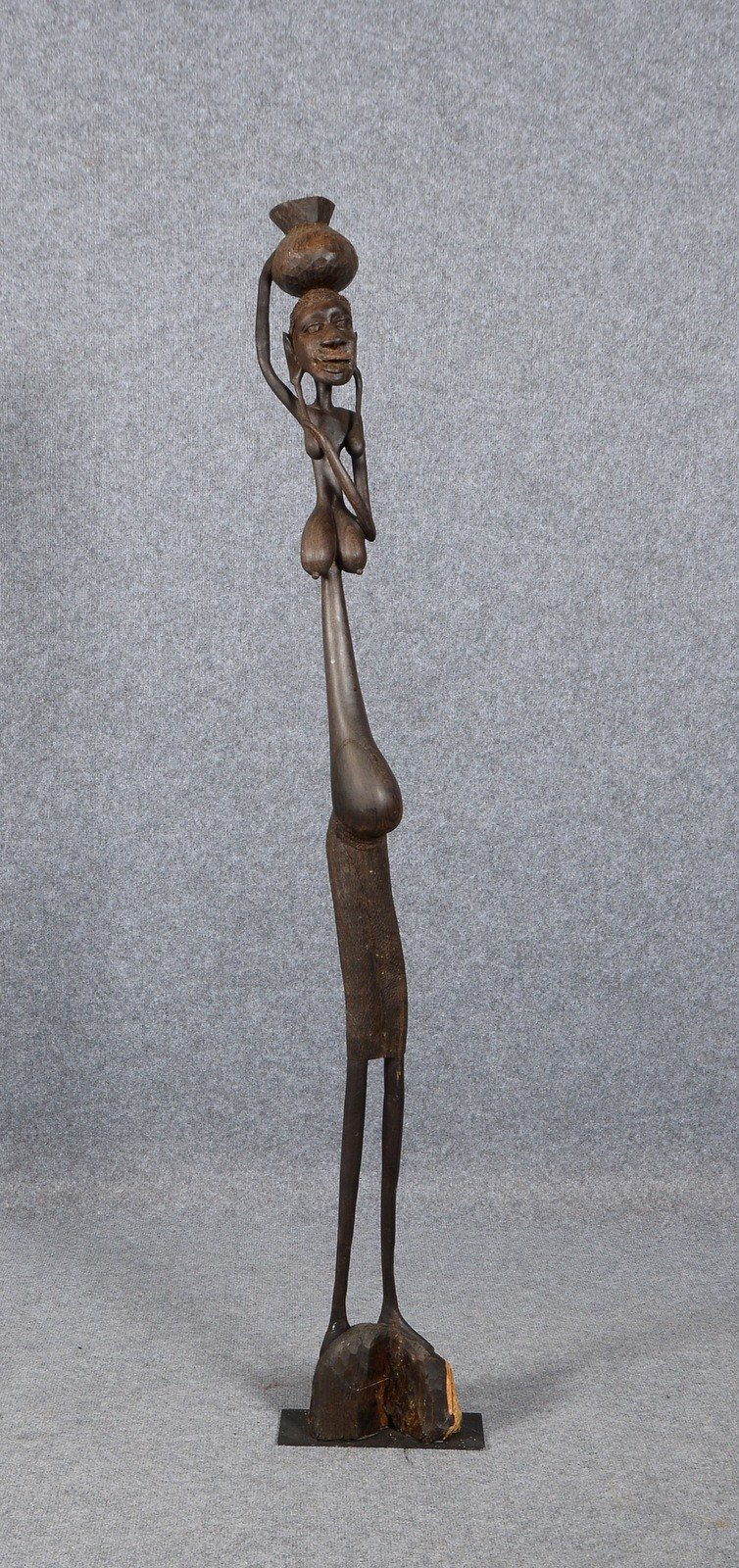 Holzstatue (wohl Makonde/Afrika), 'Kalebassenträgerin', Edelholz; Höhe 138 cm