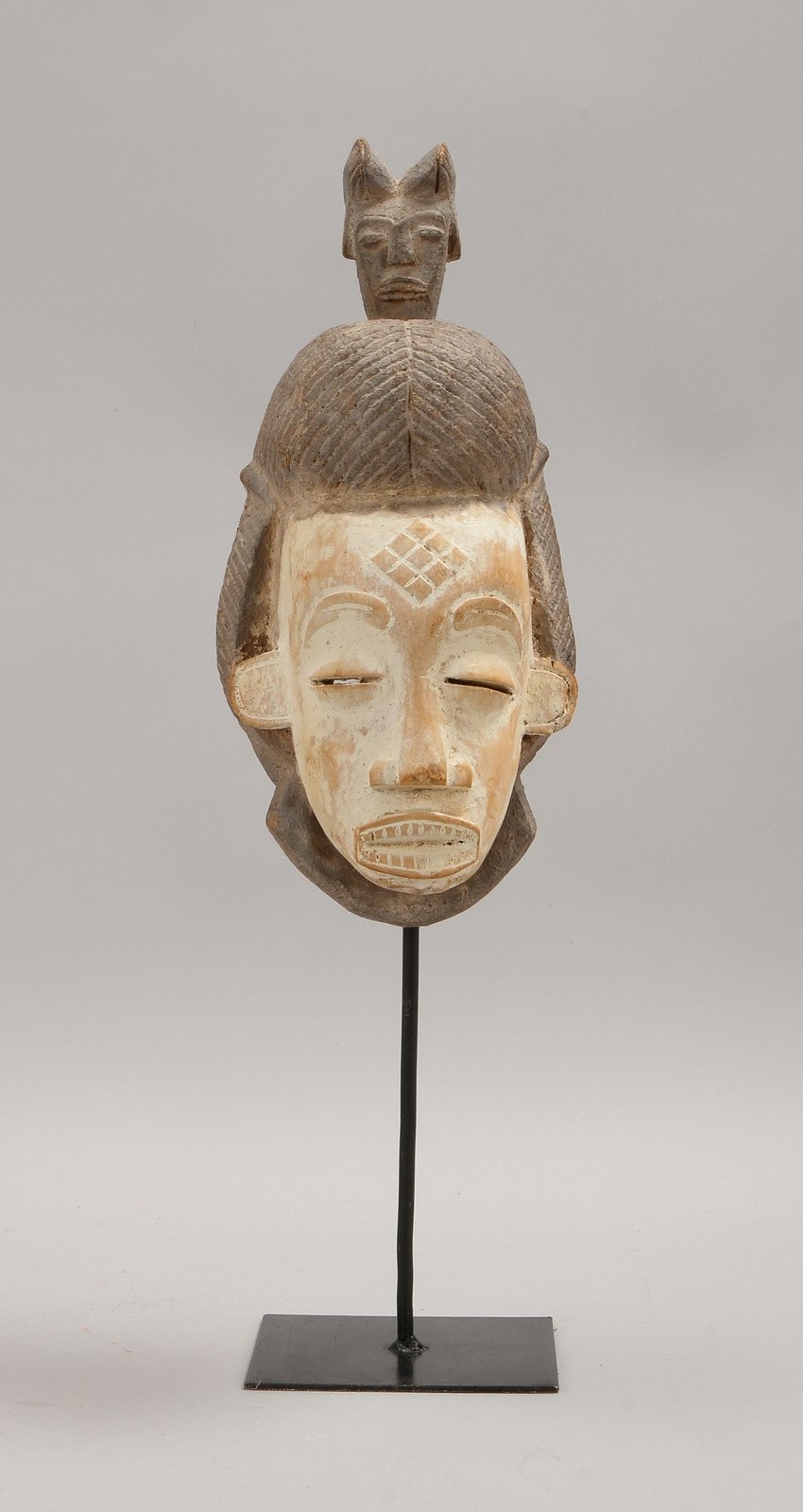 Standmaske (Afrika), Holz partiell weiß gefasst, auf Metallstand; Gesamthöhe 52 cm