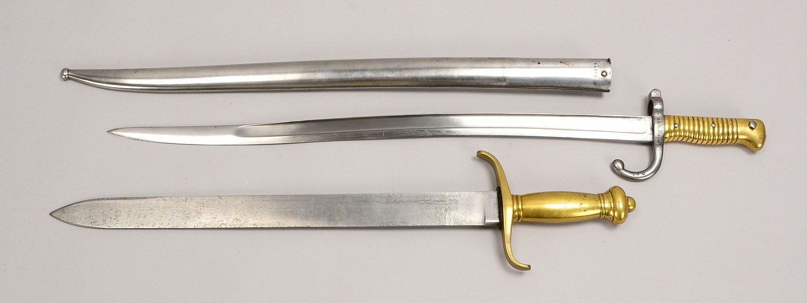 'Chassepot'-Bajonett, Parierstange mehrf. punz., in Eisenscheide; und Bajonett-Replik(?)