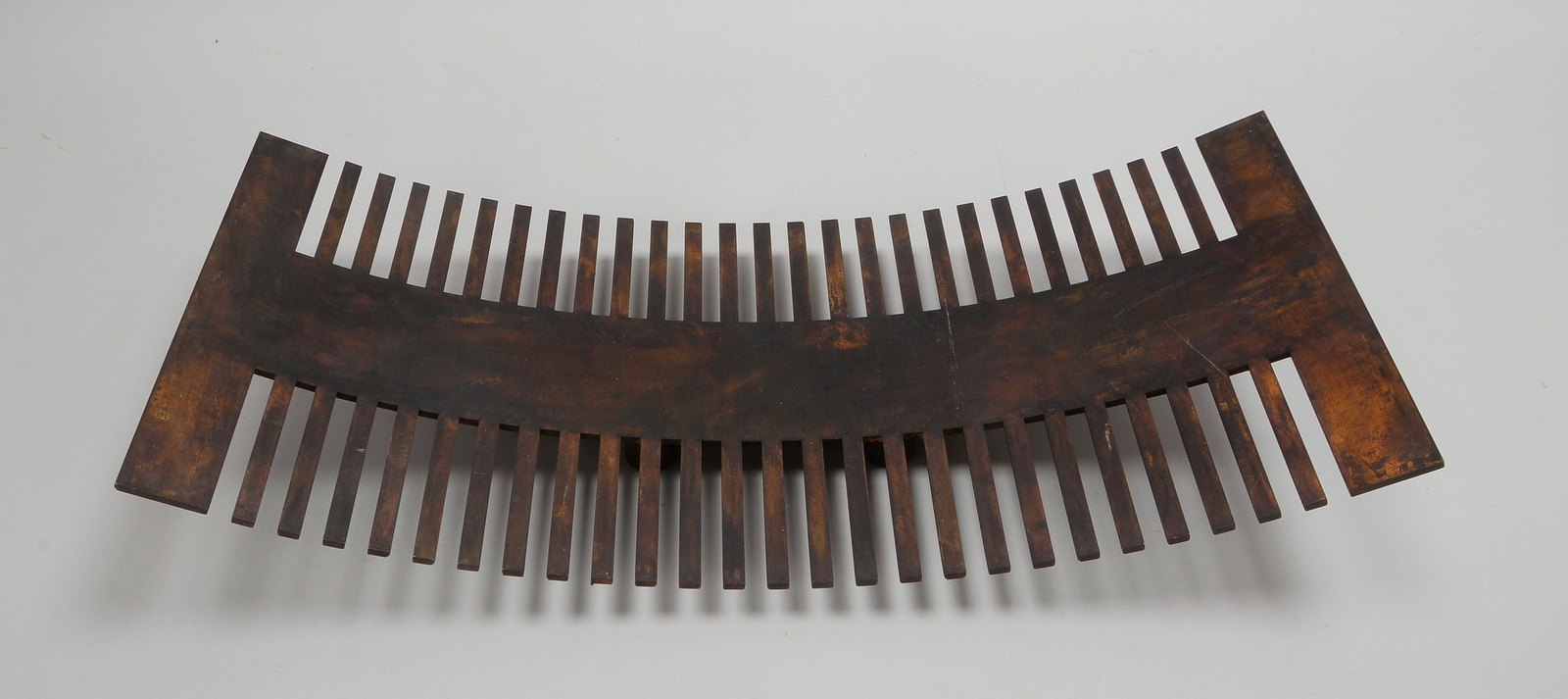 Künstler-Eisenobjekt, Schale, gitterartige Ausf., unsigniert; Maße 5 x 35 x 35 cm