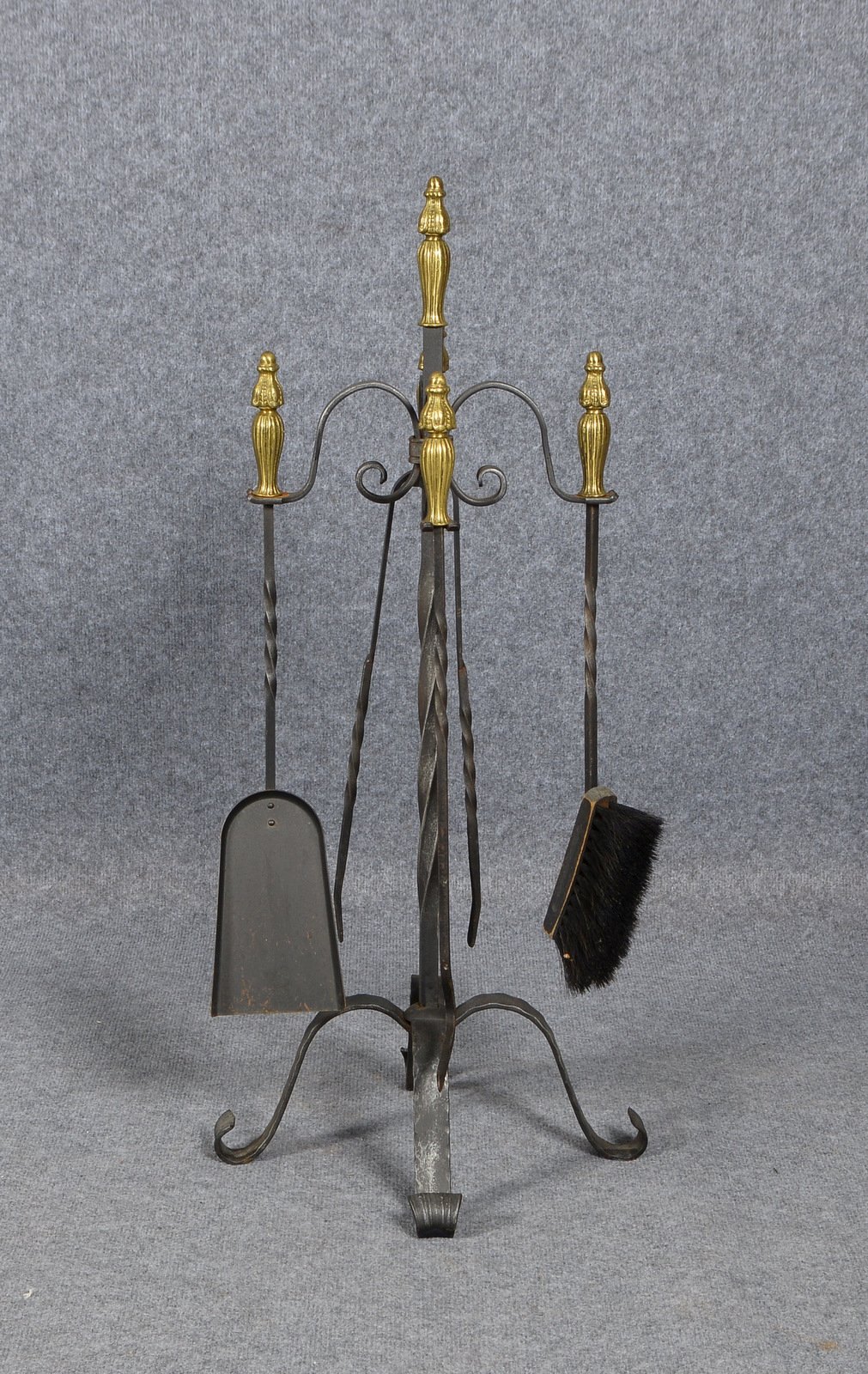 Antikes Kaminbesteck, Schmiedeeisen, 4-teilig, an Ständer; Gesamthöhe 85 cm