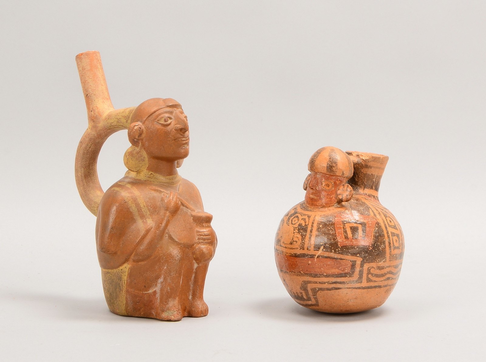 Südamerik. Töpferkunst (Alter unbest.), 2 Terrakotta-Gefäße, figürl. Ausf.; Höhe 23/25 cm