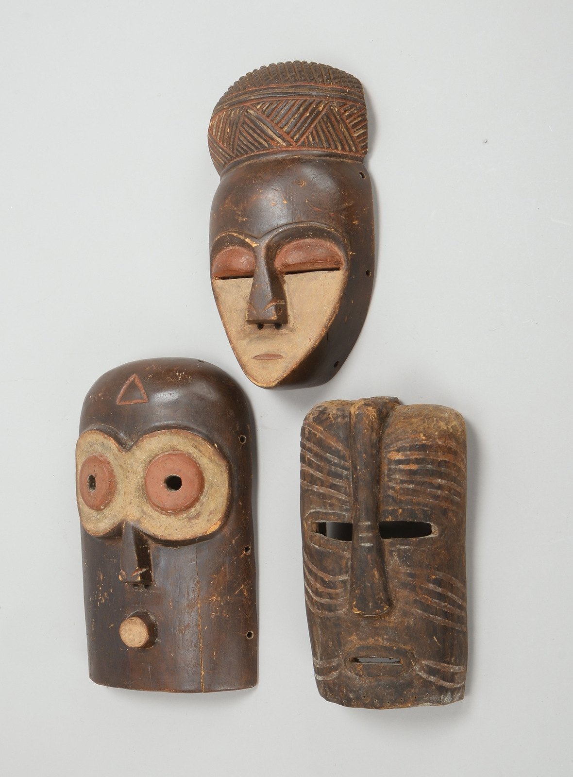 3 rituelle Masken (Pende/Kongo), stilisierte Ausf., teils farbig gefasst