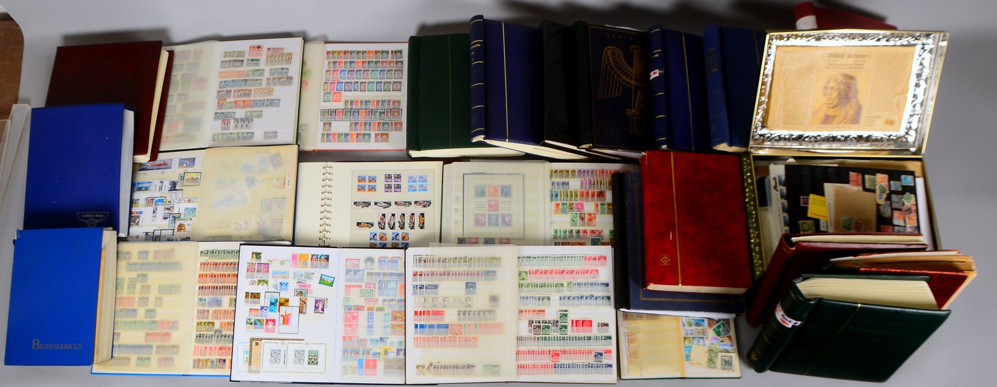 Briefmarken: 'USA', 'Ungarn', 'Schweiz', 'DDR'/'BRD', 'Berlin', 'Zeppelin', u.a.; in 9x Alben