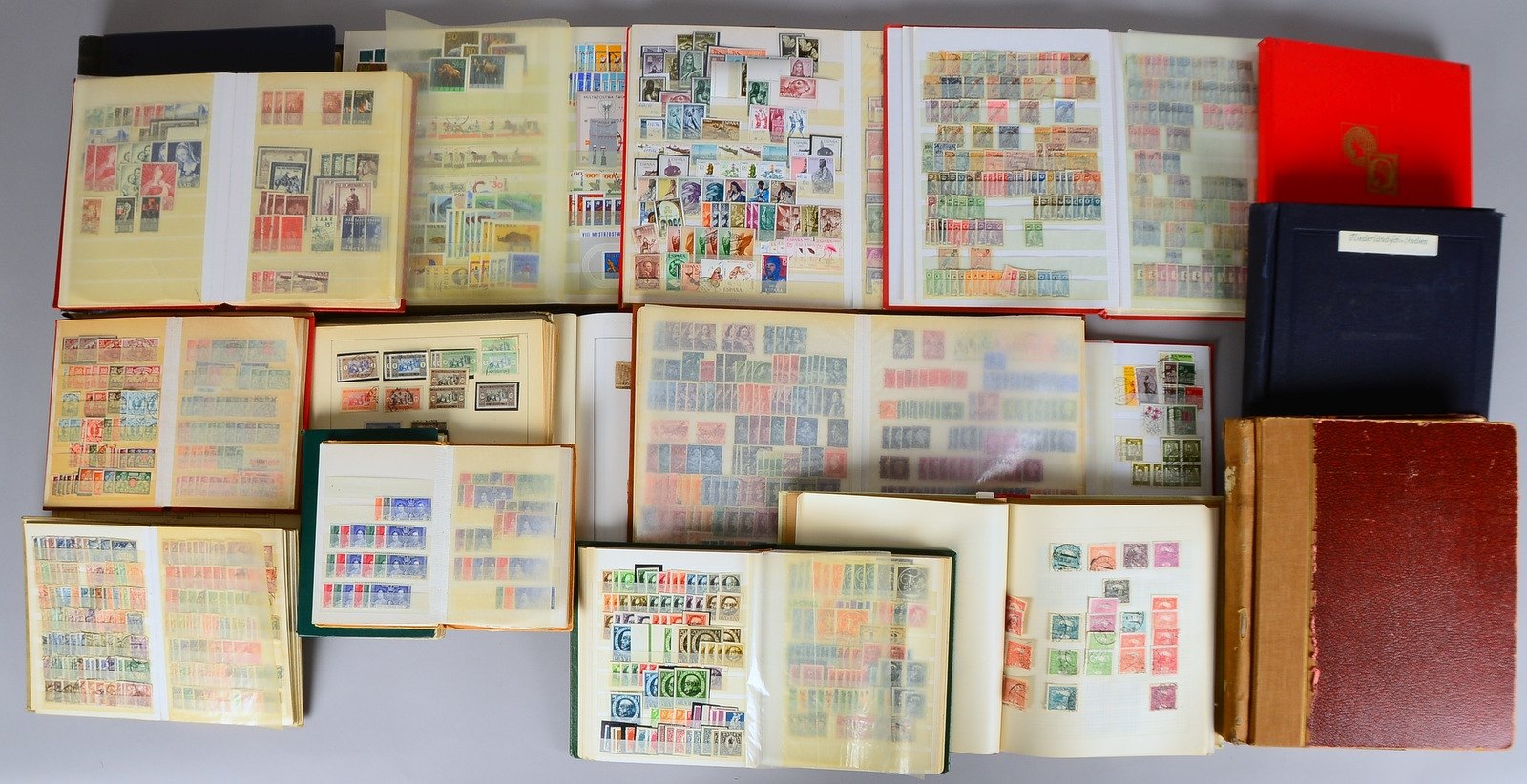 Briefmarken: 'Alle Welt', schöne Zusammenstellung mit viel Mat., in 11x gr./5x kl. Alben