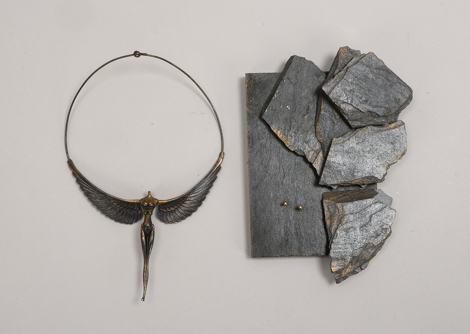 Börner, Klaus, Künstler-Reliefobj., figürl. Silbercollier, 'Nike', an Schieferplatte
