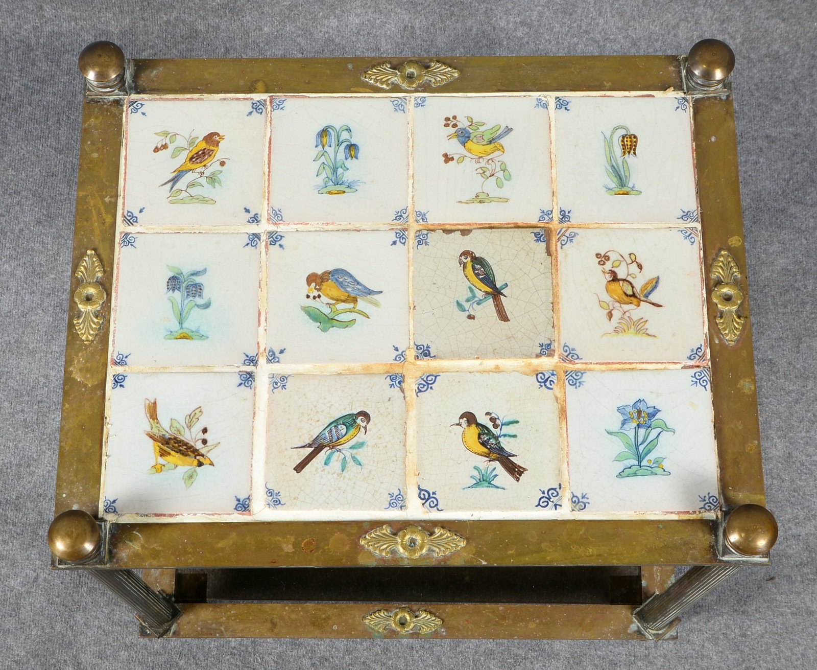 12 alte Fliesen (NL, 17. Jh.), polychr. Naturmotive - in Messingtisch/unter Glasplatte