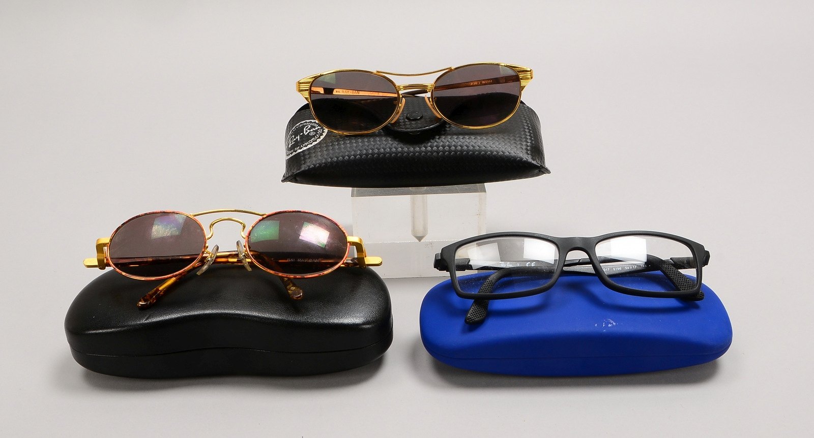 3 Ray Ban-Brillen, opt. Gläser, im original Etui: 2x Sonnenbrillen/1x schw. Gestell