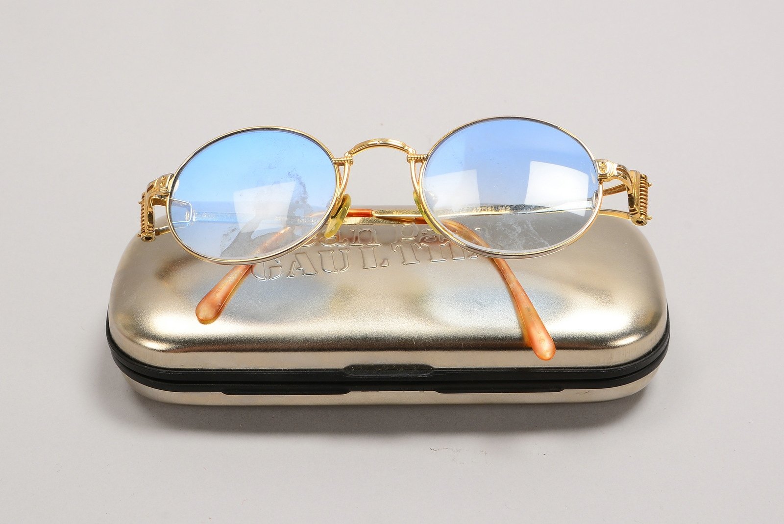 Designer-Sonnenbrille, Jean Paul Gaultier, mit hellbl. getönten Gläsern, im orig. Etui