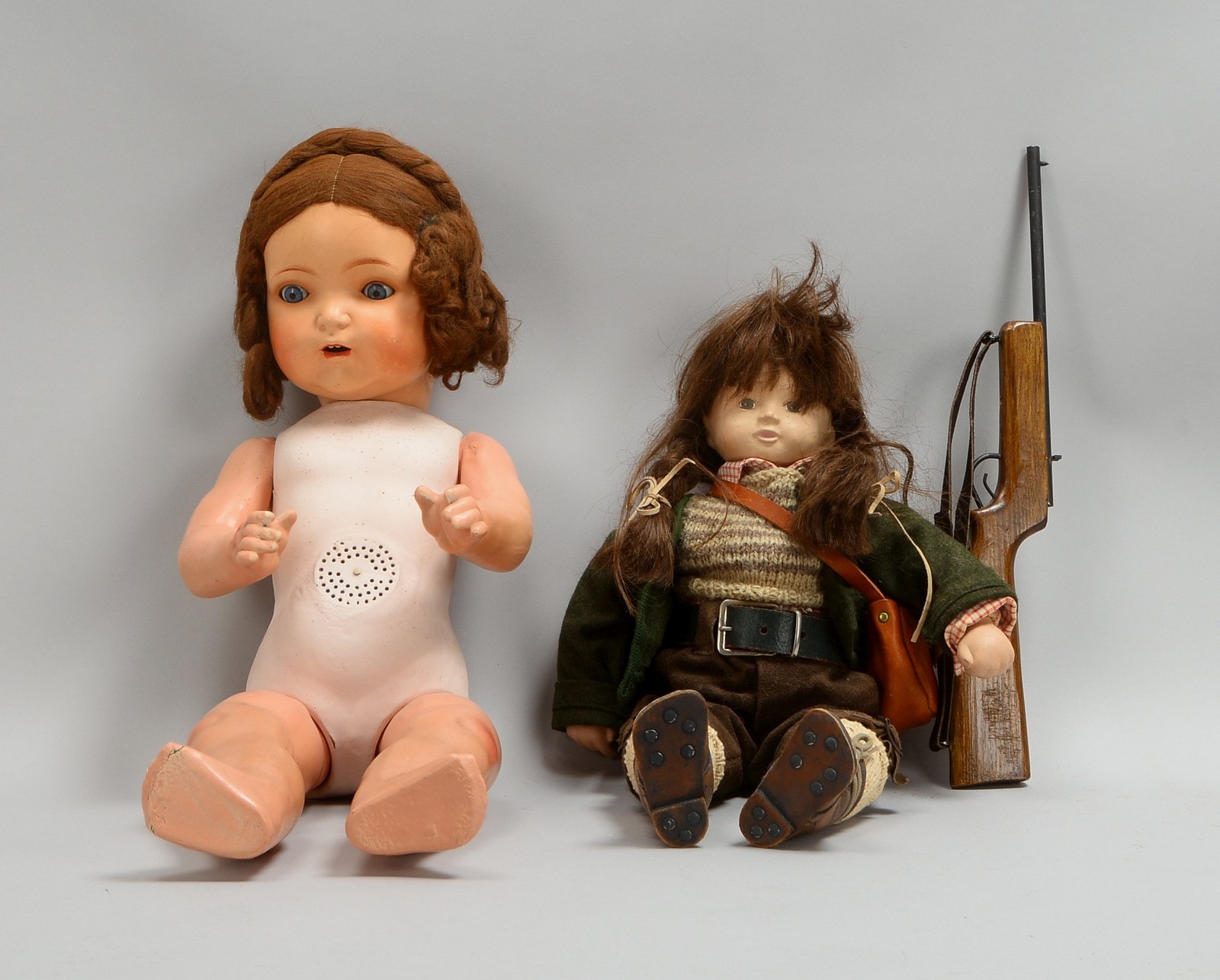 2 Sammlerpuppen: 1x Porz.-/Gliederkörper, Schlafaugen; 1x Künstlerpuppe, 'J.B. 13'