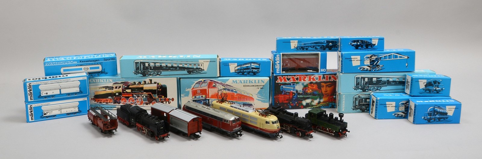 Modelleisenbahn-Lot, Märklin, 23-tlg.: 5x Loks/Triebwagen, und 18x weitere Wagen