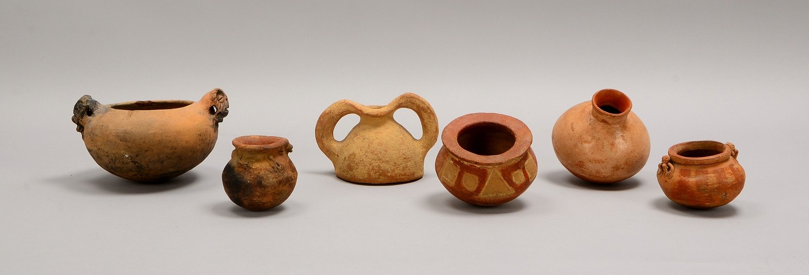 Südamerikan. Töpferkunst: 6x Keramikgefäße, teils Handhaben/farb. staff.; Höhe 7 - 11 cm