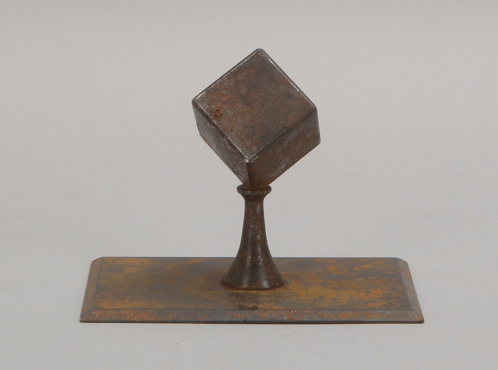 Koran-/Buchständer, Eisen, mit figürl./kalligr. Ziselierung in Gold/Silber(?); Höhe 10 cm