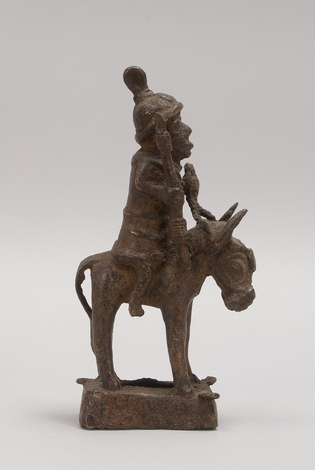 Bronzeskulptur (Benin), 'Reiter auf Esel'; Höhe 22,5 cm