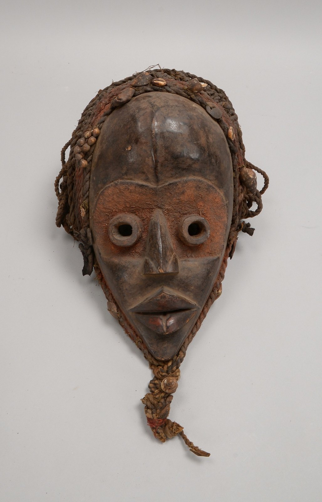 Tanzmaske/Ritualmaske, mit Muscheln und Flechtwerk verziert; Höhe 40 cm, Breite 25 cm
