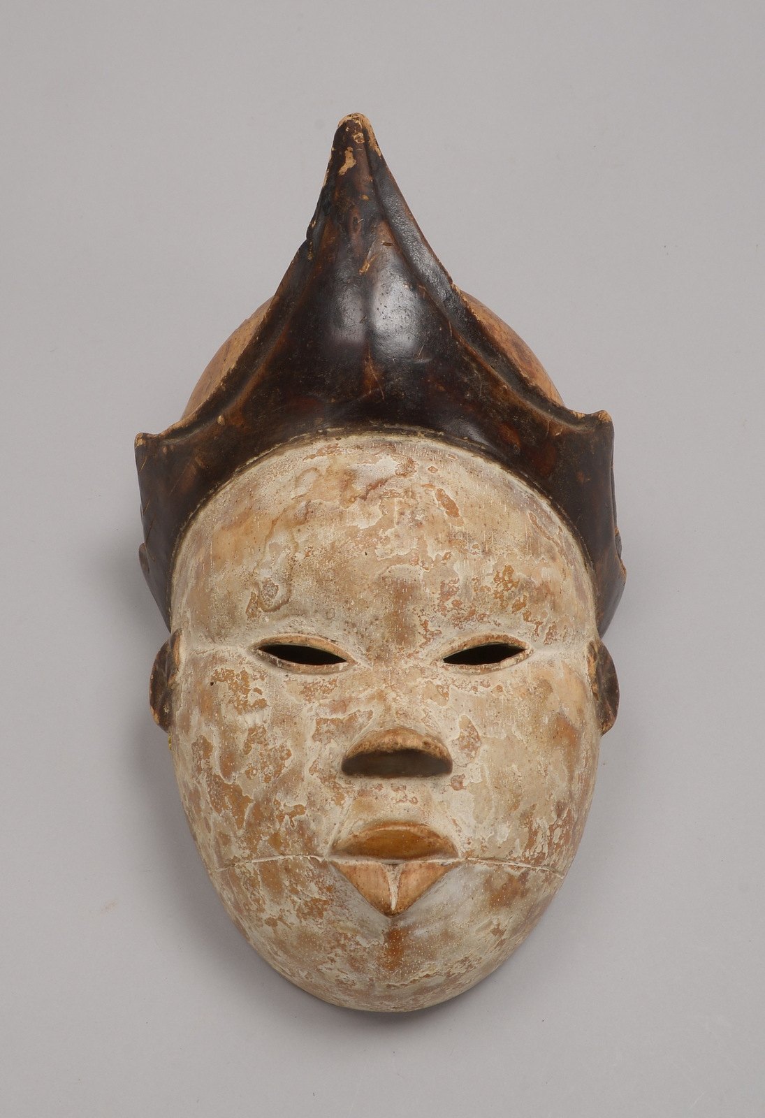 Tanzmaske/Ritualmaske, partiell weiß gefasst; Höhe 26 cm, Breite 18 cm