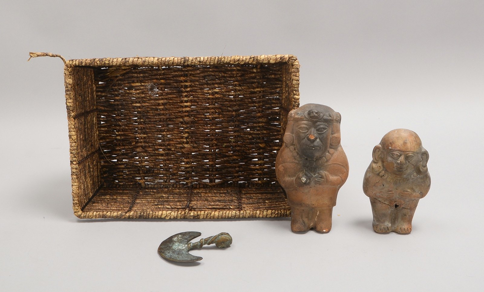 3 Keramikteile: 2x Figuren, 1x 'Kopf'; 1 Bronze-Schaber mit Klinge und figürl. Griff