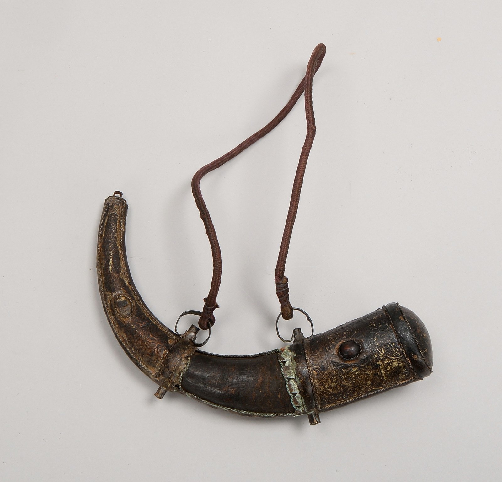 Pulverhorn (wohl Nordafrika), Tierhorn mit ziselierten Metallbeschlägen; Länge ca. 31 cm