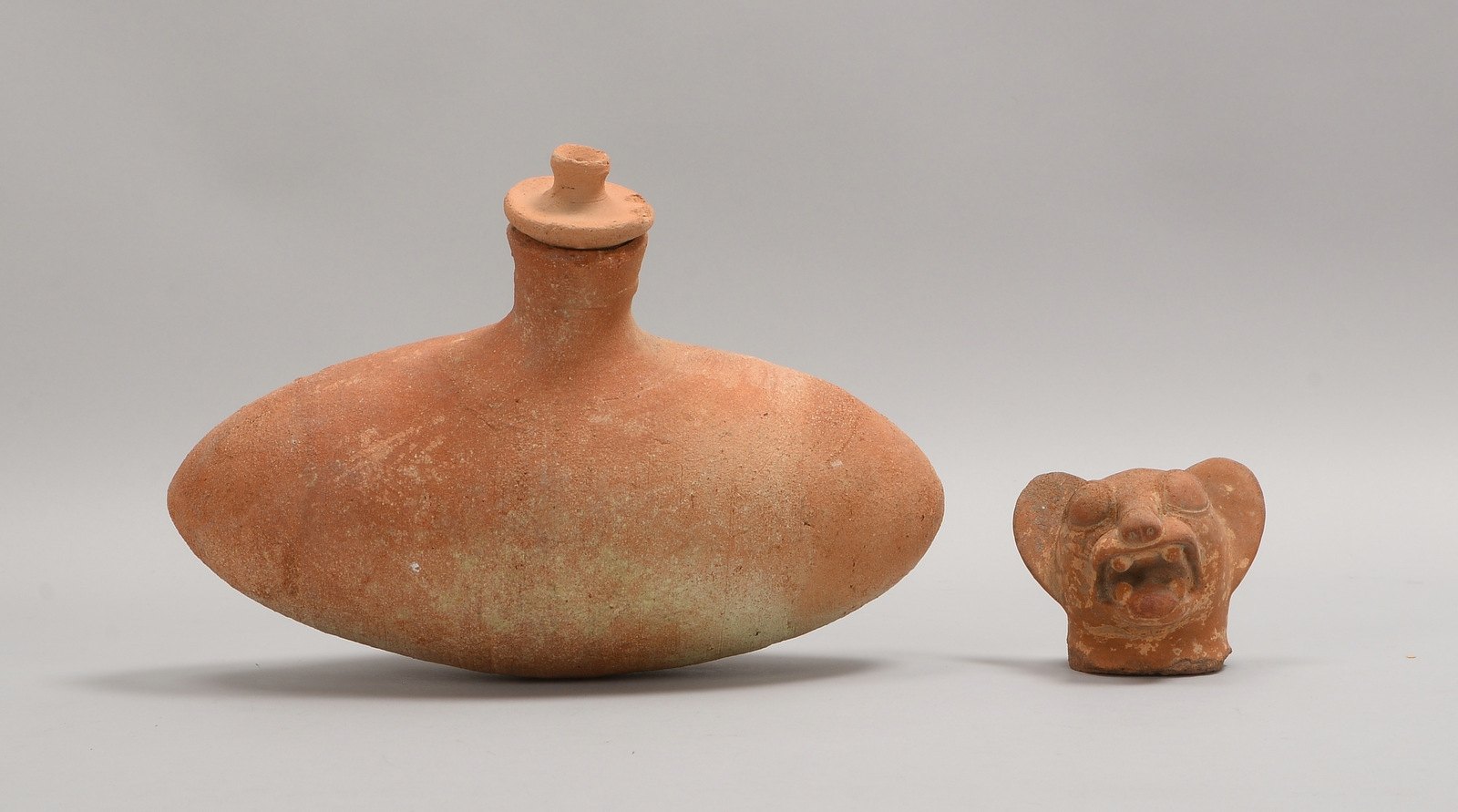 Antikes Gefäß (wohl röm.), Ton/Keramik, Stopfen evtl. ergänzt(?); Breite 30 cm