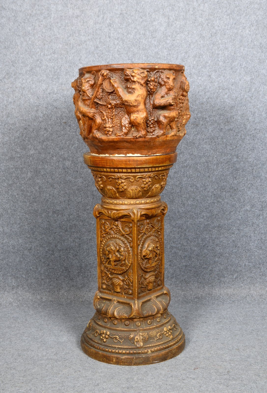 Keramiksäule/gr. Topf, umlaufend stark relief. Motive ('Bären mit Weintrauben', u.a.)