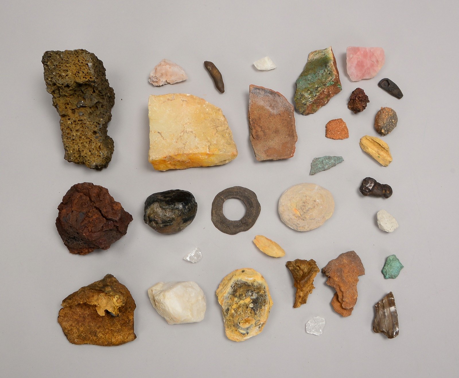 Aus archäolog. Slg.: Konvolut geolog. Fundstücke, div. (Mineralien, Gesteine, u.a.)