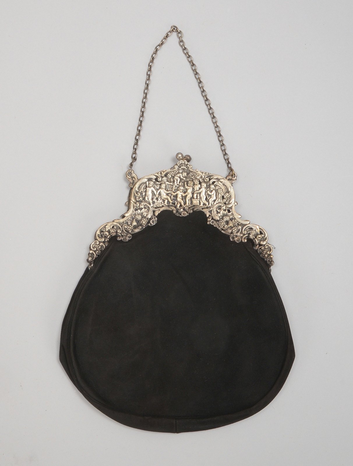 Antike Abendtasche, fester Samtstoff, 800 Silber-Montierung/Reliefdekor, an Kette