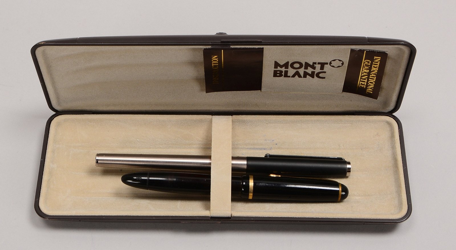2 Montblanc-Füllfederhalter: '342 G/OB', mit Goldfeder, und 'Noblesse Slim Line'; in Box