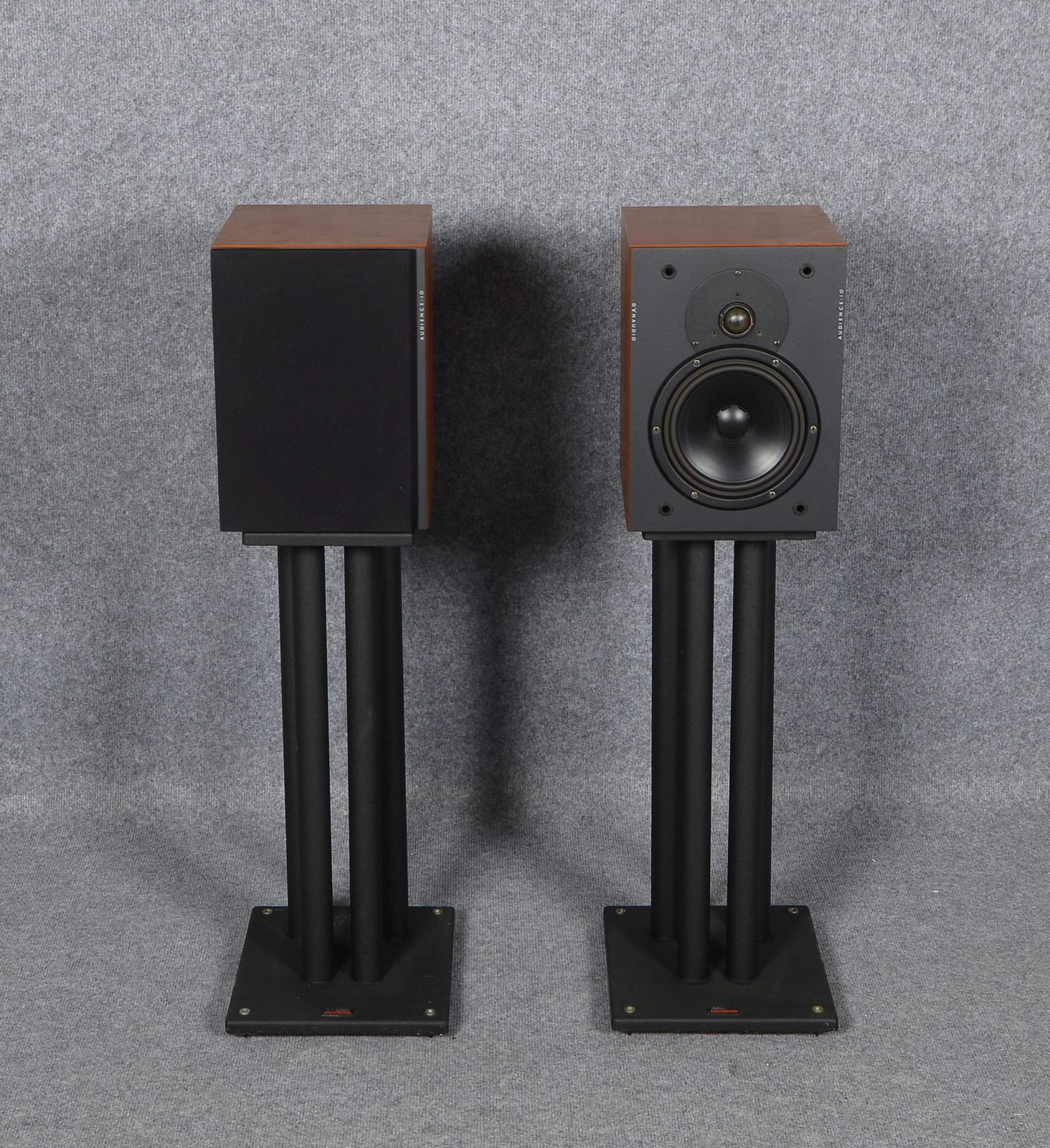 Lautsprecherboxen, Dynaudio 'Audience 10', auf Ständer; Gesamthöhe 93,5 cm