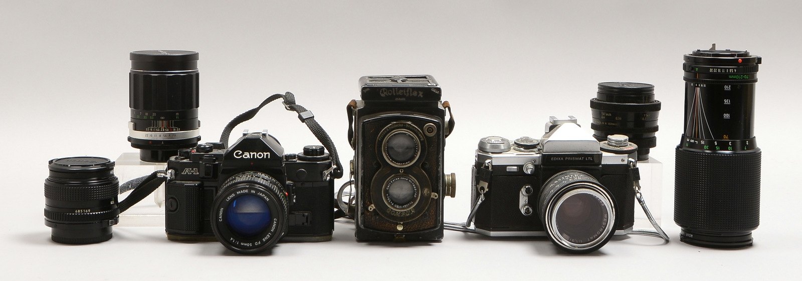 Fotografika-Sammlerkonvolut: 3x Kameras, und 6x Objektive/davon 3x Canon