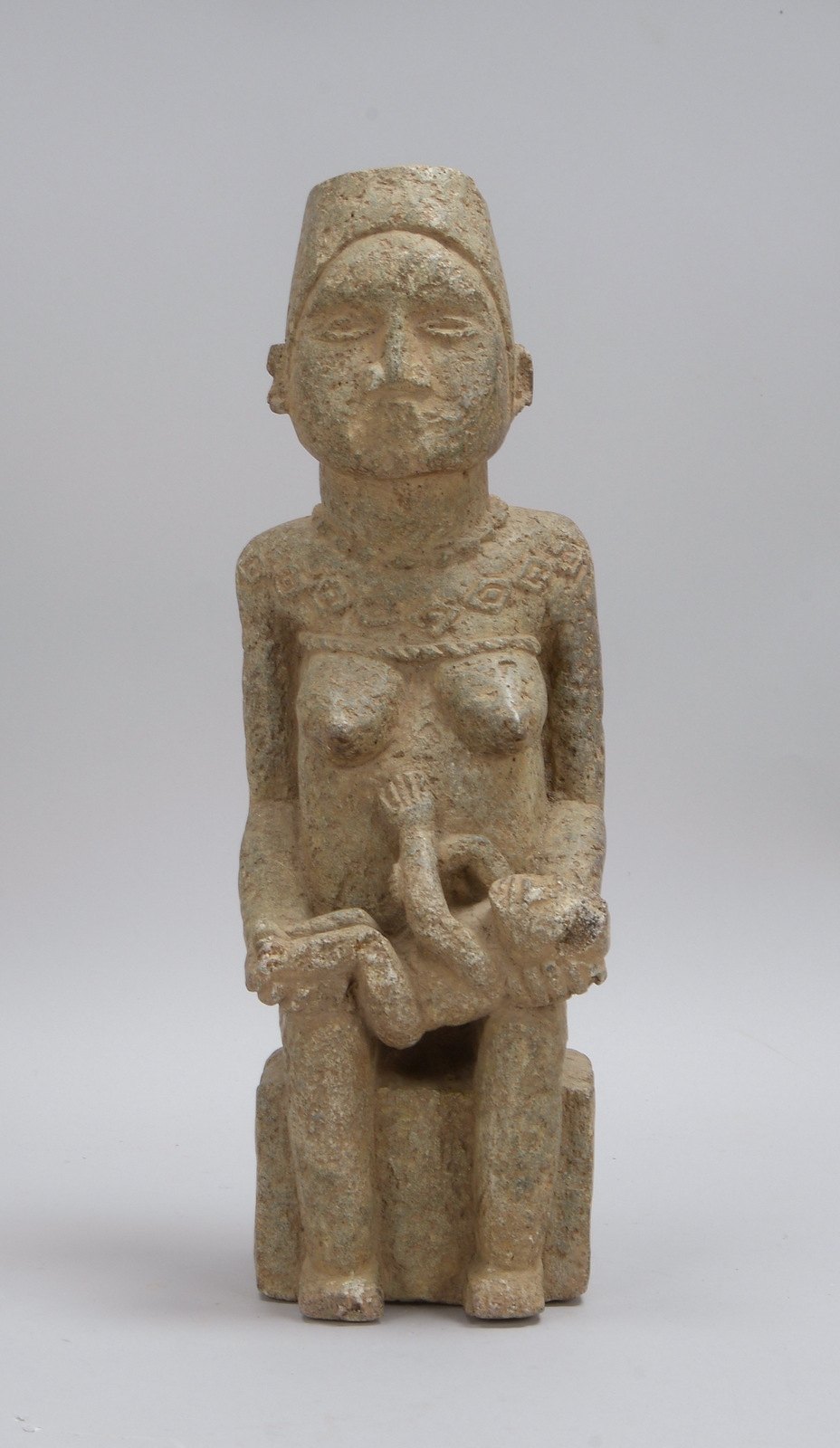 Steinskulptur (DR Kongo), 'Stillende Mutter mit Kind'; Höhe 38 cm