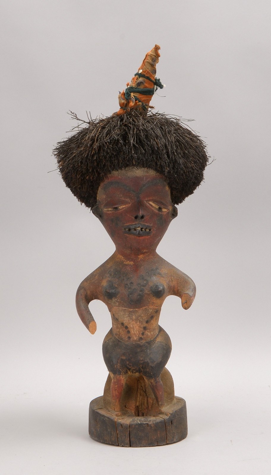 Holzskulptur, 'Sitzende füllige Frau', Holz farbig gefasst, Haare aus Bast; Höhe 51 cm