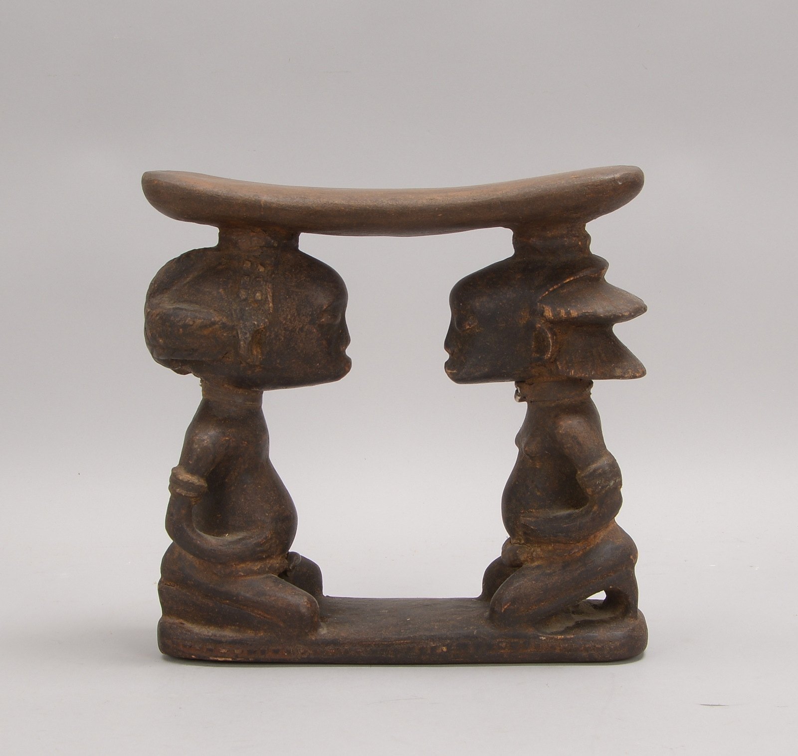 Kopfstütze, Holz, parallele figürl. Stelen, 'Sich betrachtendes hockendes Paar'; Höhe 27 cm