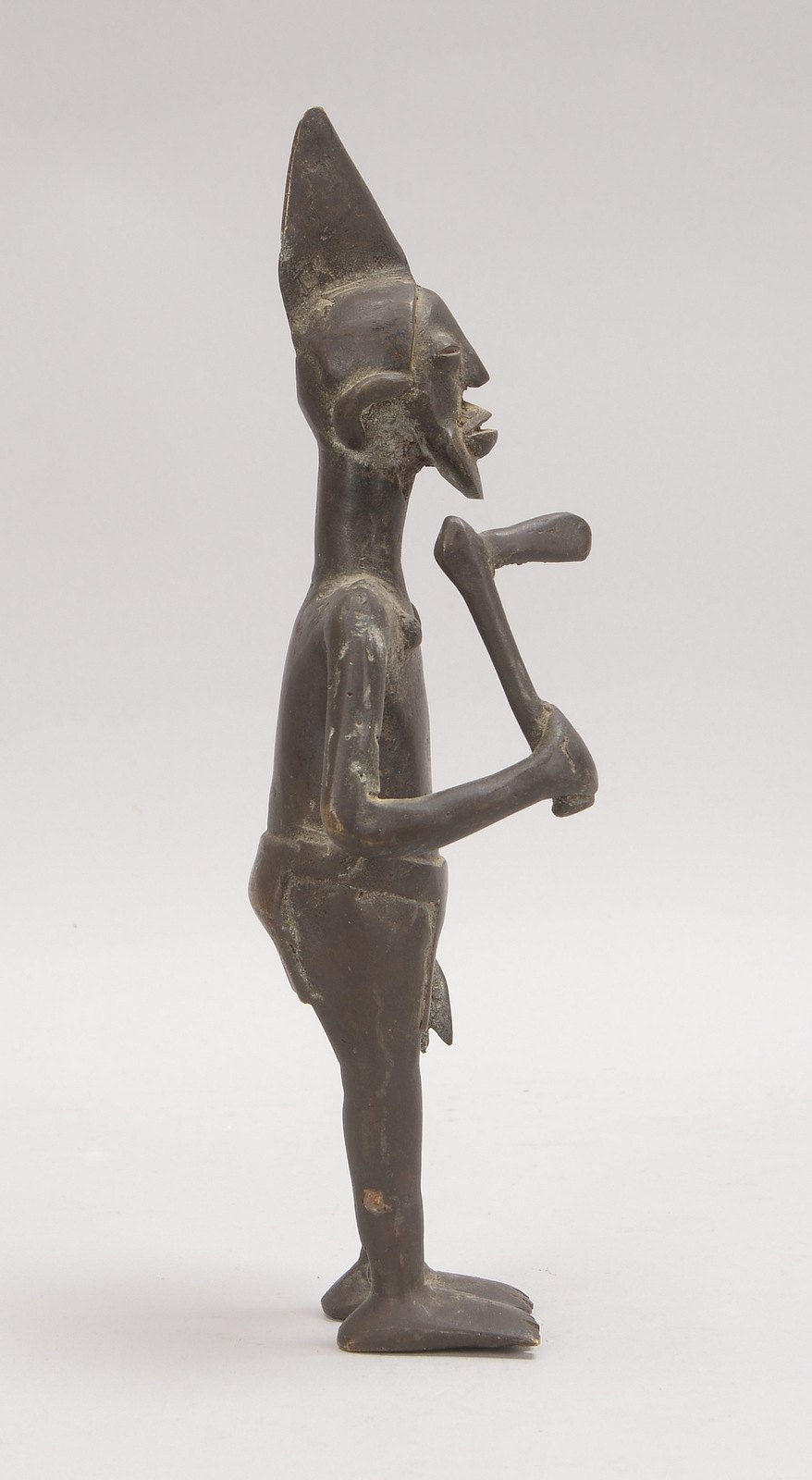 Bronzeskulptur (Benin/Mali), 'Mann mit Axt'; Höhe 30 cm